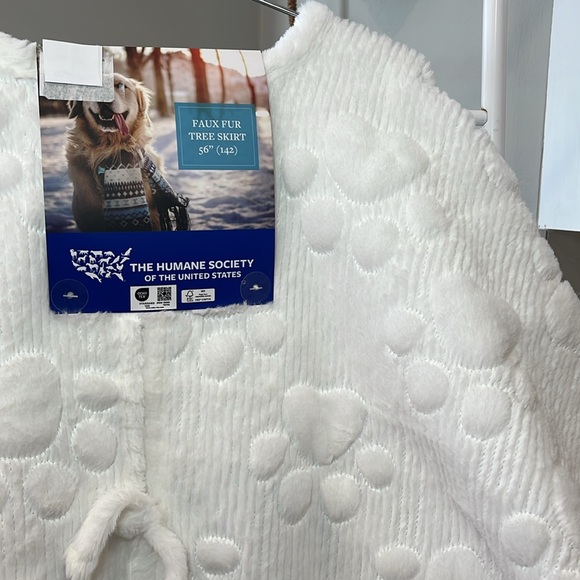 Humane Society Christmas Tree Skirt Faux Fur with Paw Prints, 56" round NWT - Picture 12 of 16